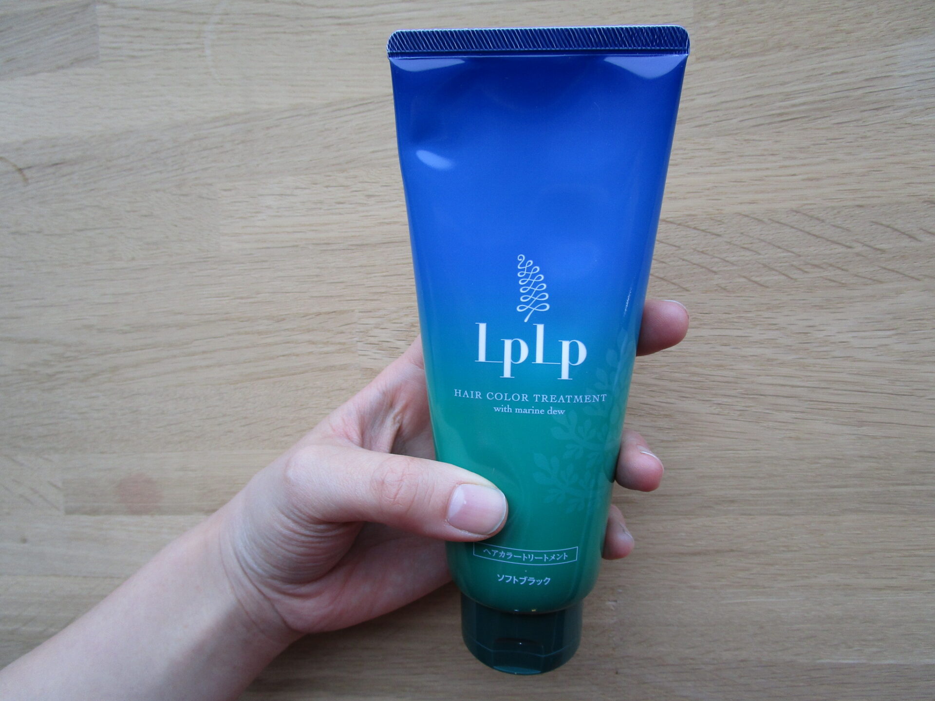LPLPヘアカラートリートメントを手に持ったところ